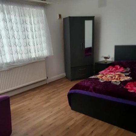 Grey Double Bedroom Londra Exterior foto