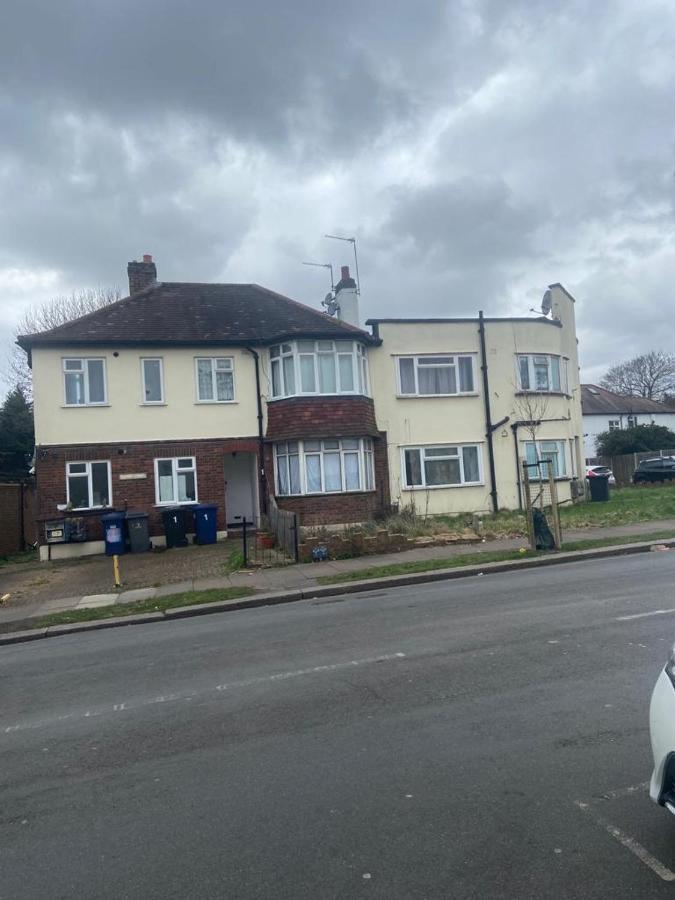 Grey Double Bedroom Londra Exterior foto