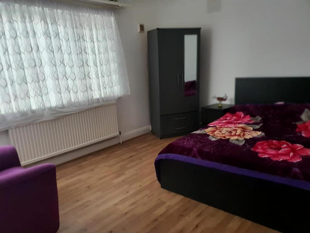 Grey Double Bedroom Londra Exterior foto