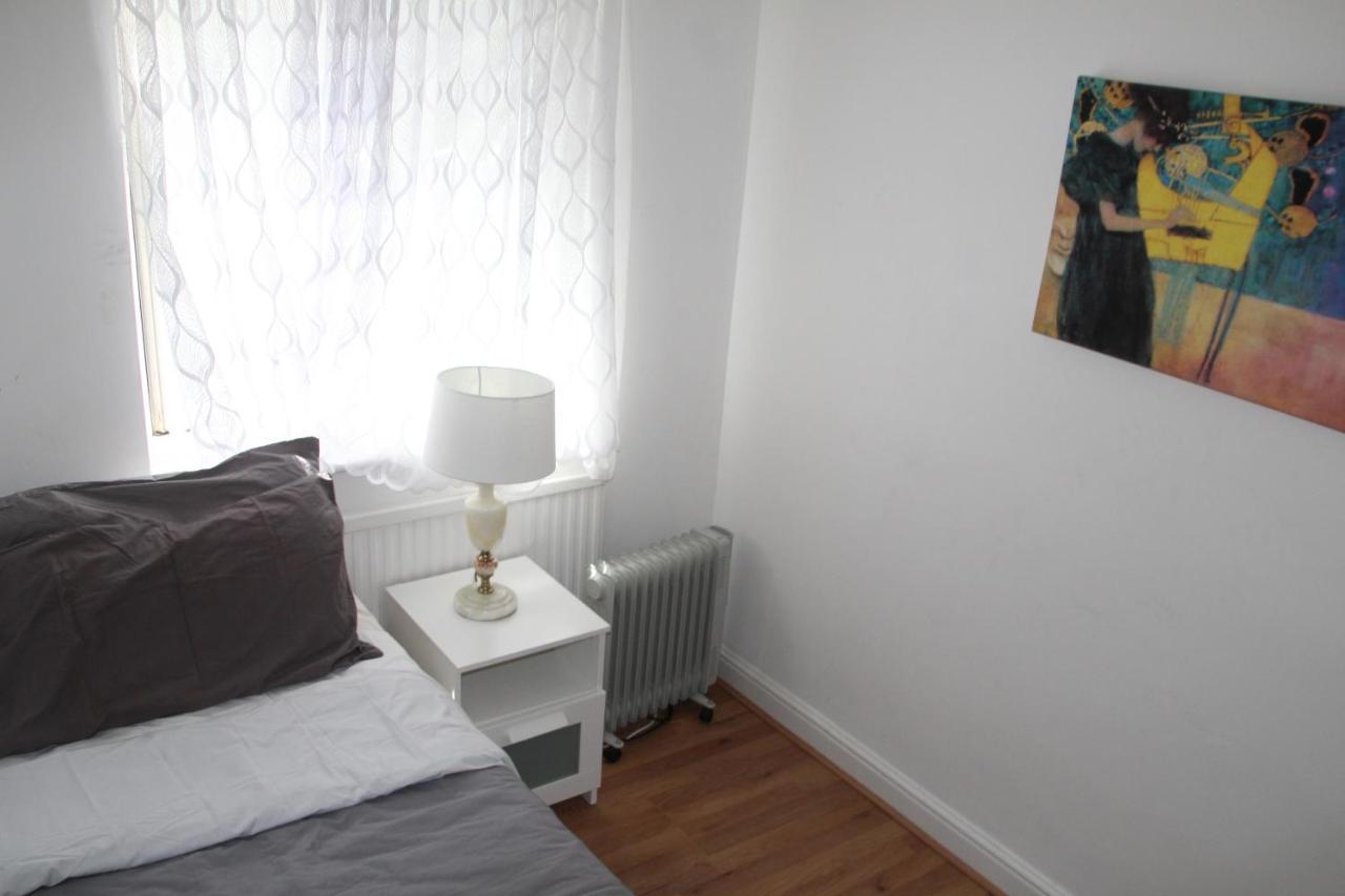 Grey Double Bedroom Londra Exterior foto